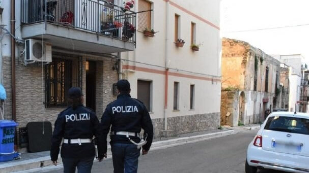 Polizia esegue il sequestro