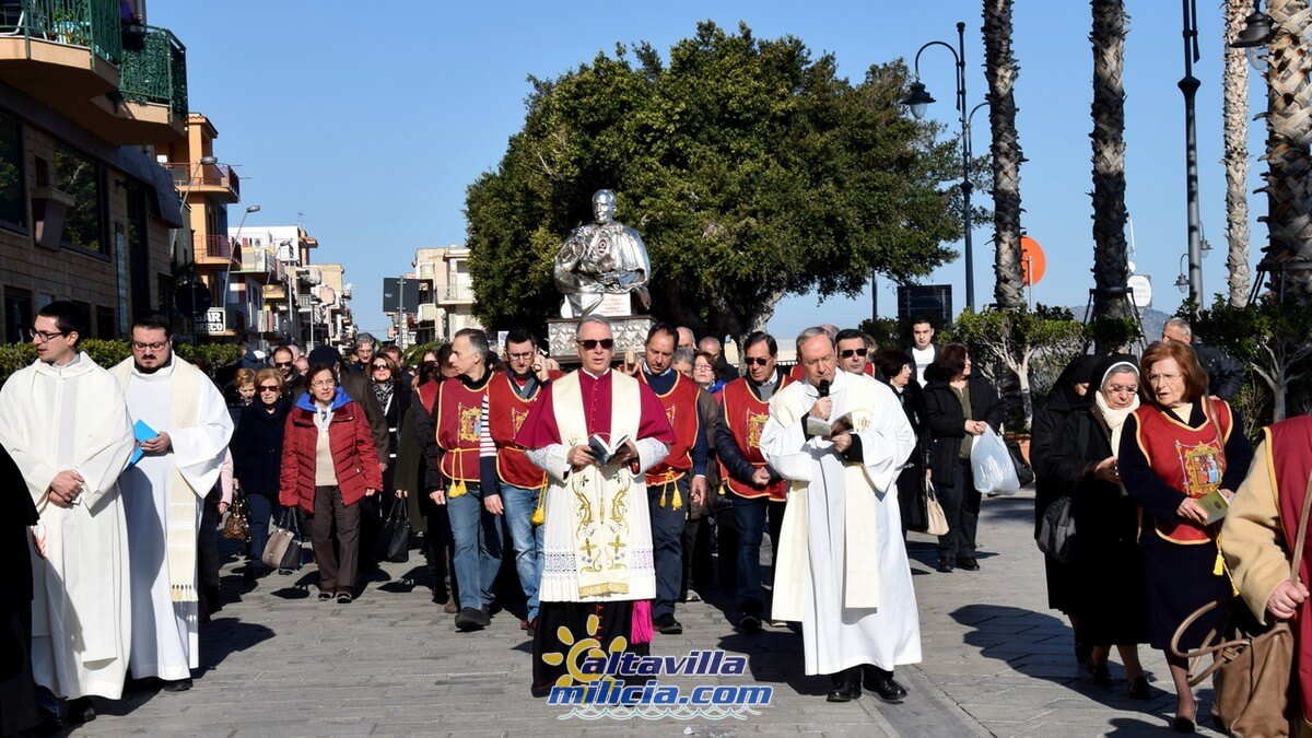 Processione con i Busto di SantAnnibale Maria Di Francia